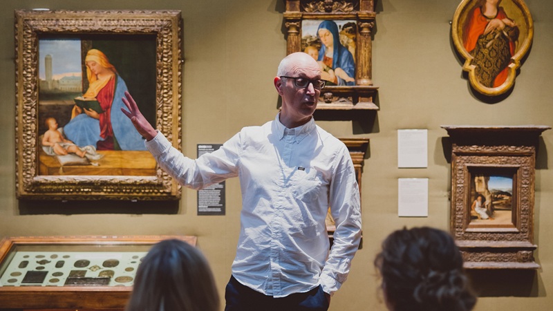 History of Art lecturer in museum of art