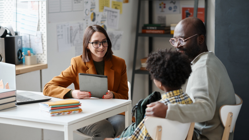 Health Visitor talking to dad and child 