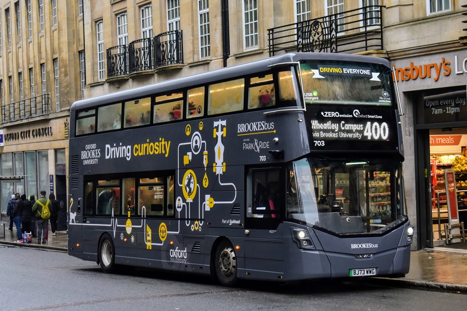 Brookes bus on Oxford highstreet