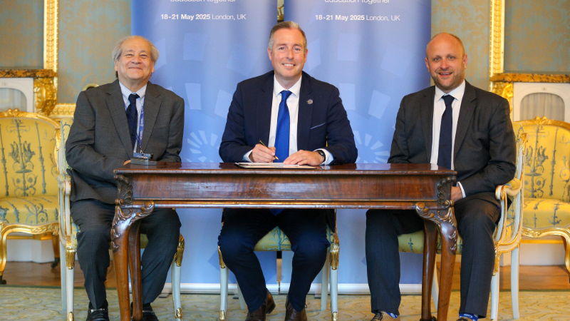 (From left) Mark Angel, CEO and Co-Founder of Amira Learning, Paul Givan, Minister of Education, Northern Ireland, and Professor Tim Vorley, Pro Vice-Chancellor, Oxford Brookes University, signing a S