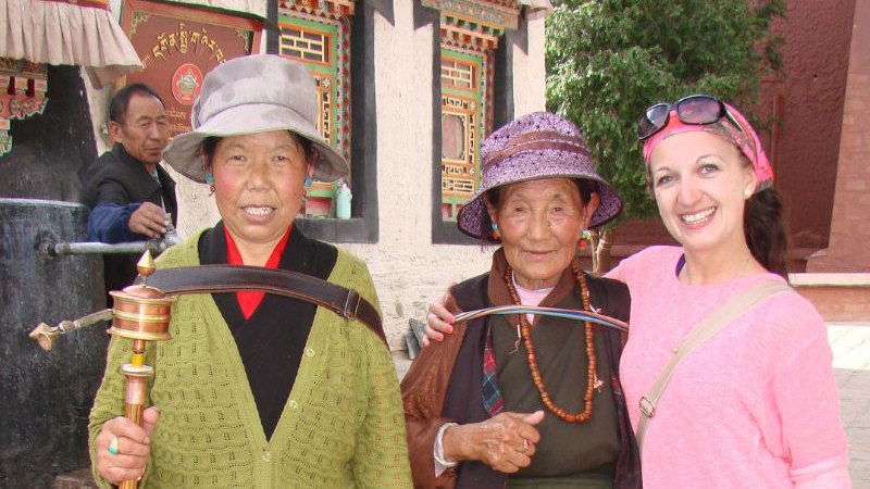 Martina with women in Tibet