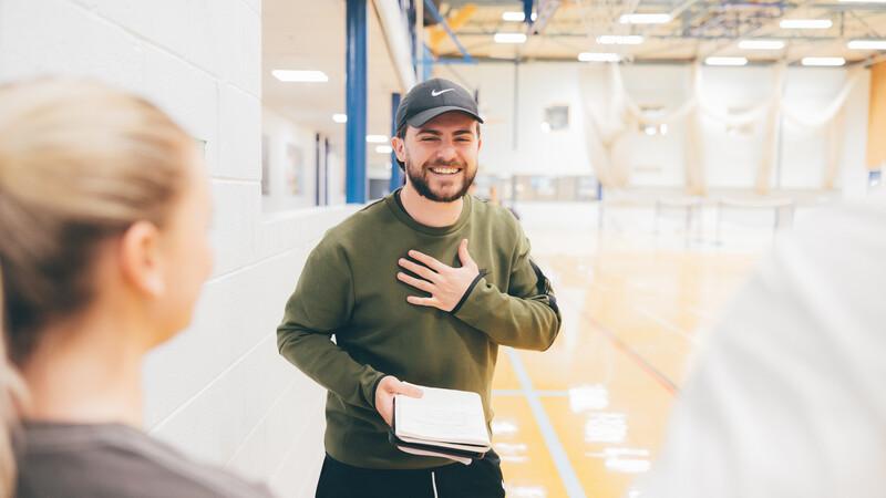 Student teaching in sports hall 