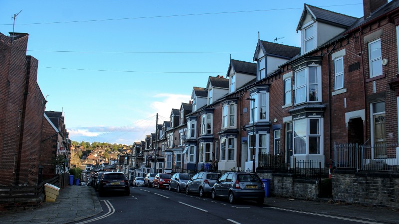 A photo of a residential street in the UK