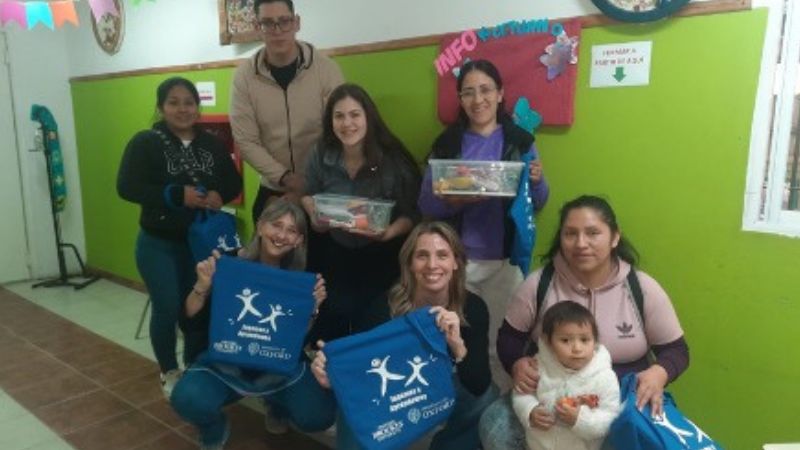 group photo of parents and early years practitioners